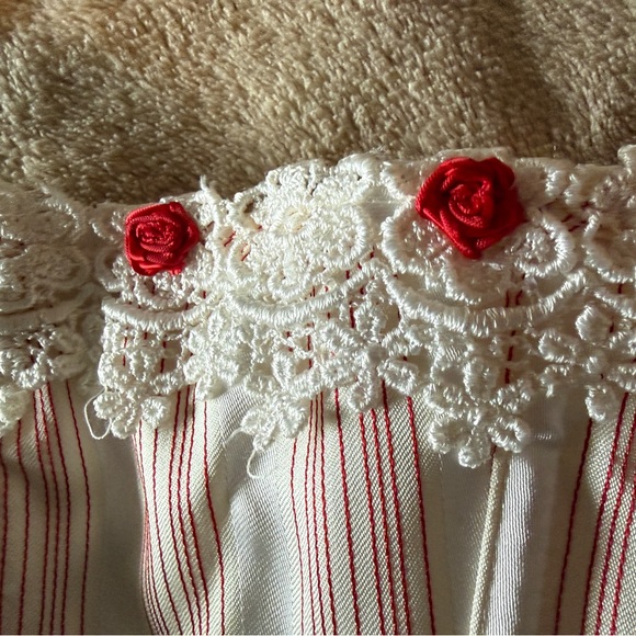 White Corset with Red Accents - Picture 3 of 7